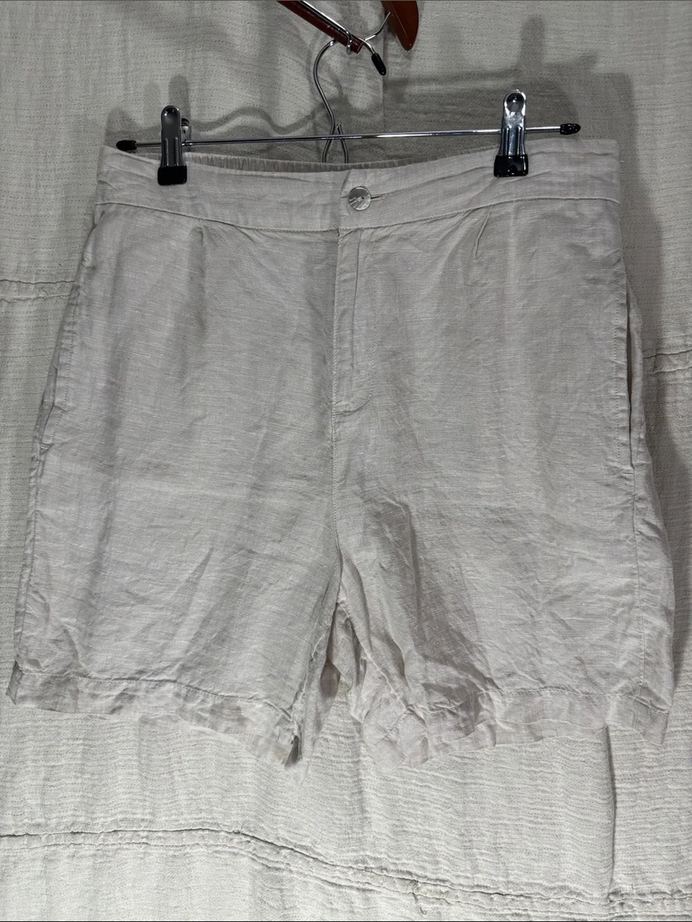 Tahari 100% Linen Cream Pleated Mid Rise Shorts Size Medium Coastal Resortwear